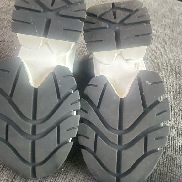 Cute Jennifer Lopez sneakers!! - Picture 4 of 5